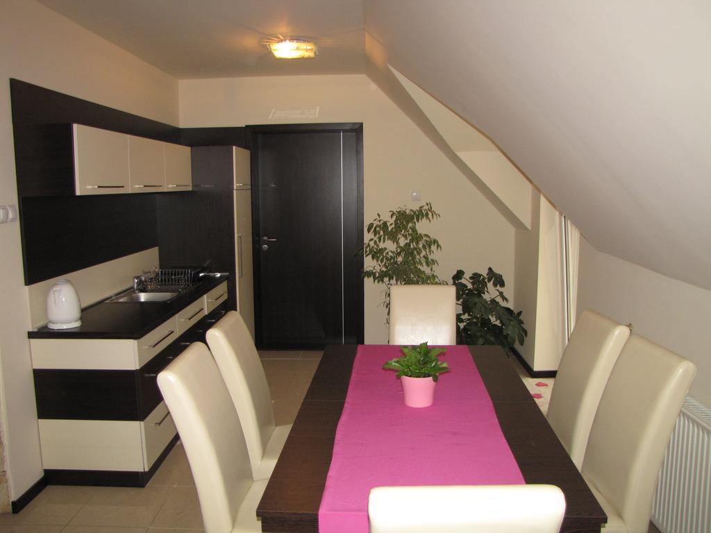 Oazis Apartmanhaz Hajdúszoboszló Rom bilde